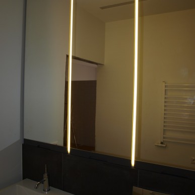 Veidrodinė vonios spintelė su LED apšvietimo juostomis
